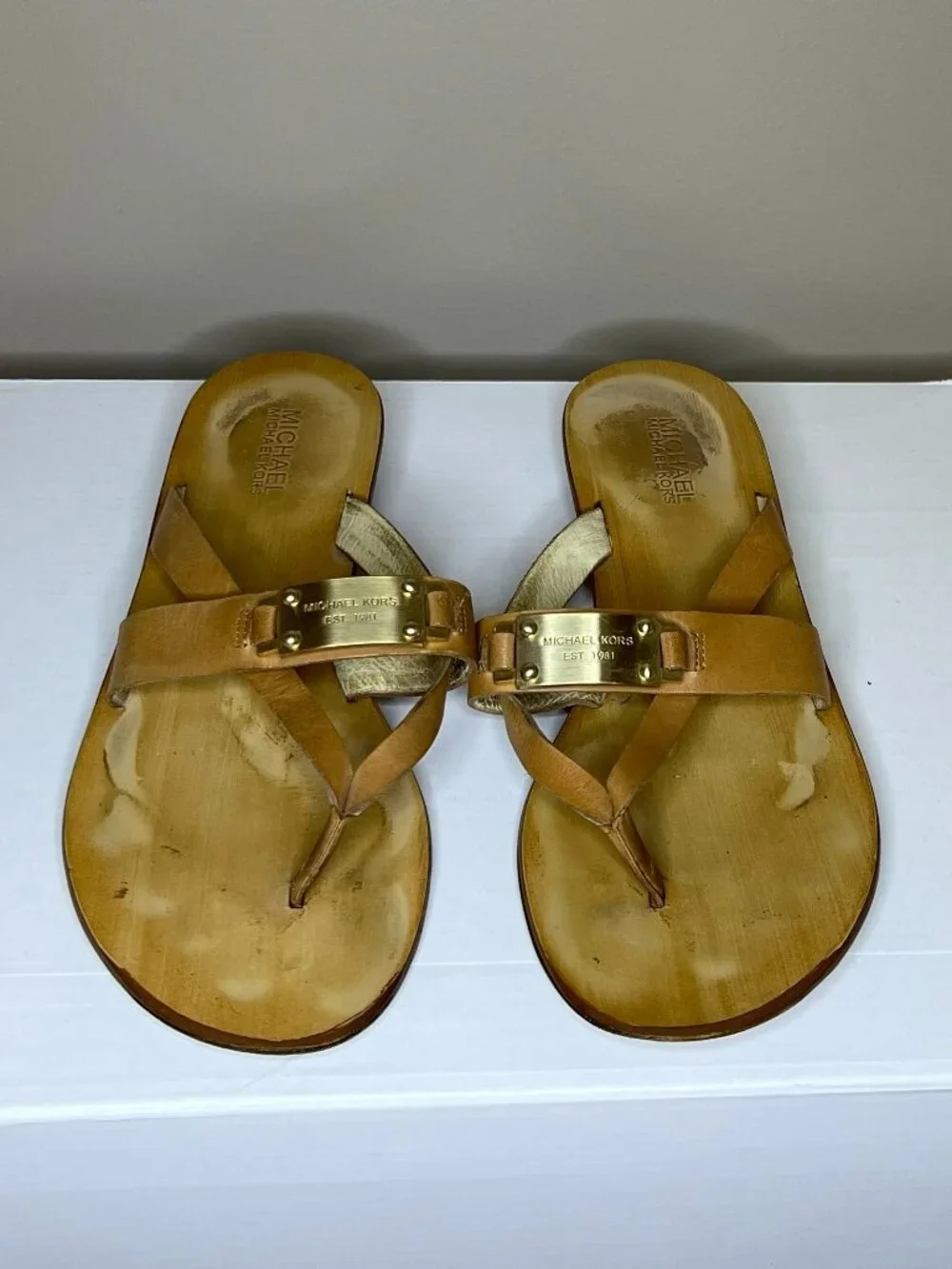 Michael Kors Tan Leather Thong Sandals Gold Logo Flat Sandals Women's 8